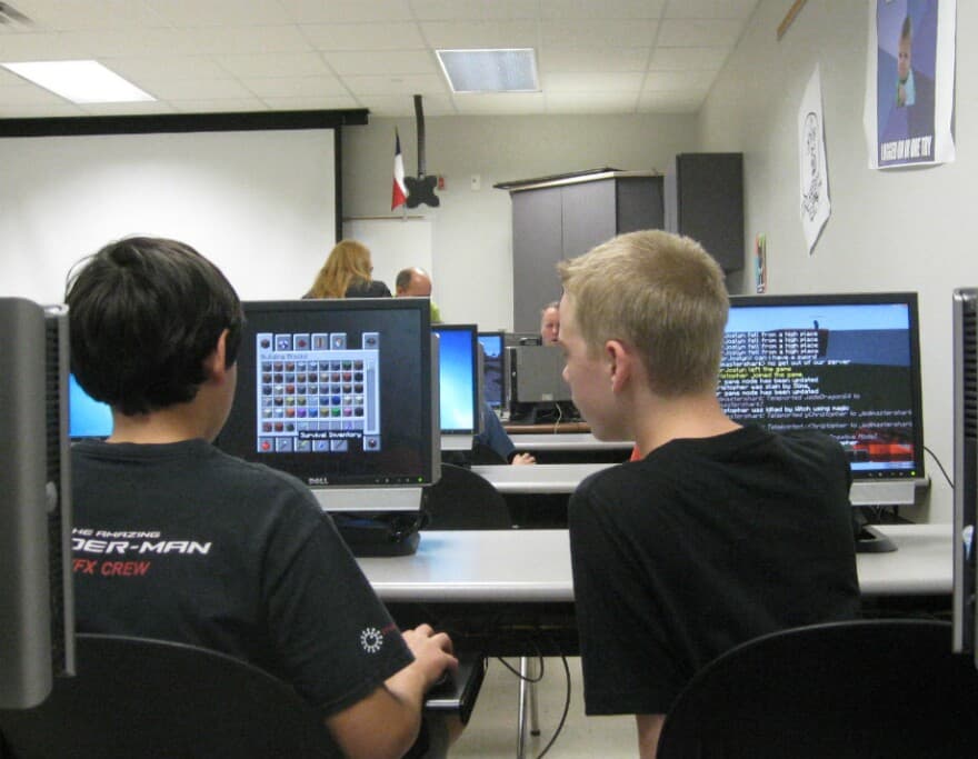 Vaikai mokyklos IT kabinete dirba Minecraft Education aplinkoje